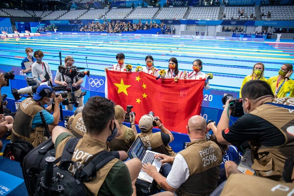 穩打地向著